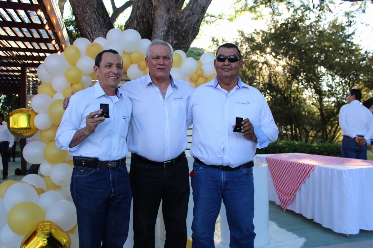 Dos de los colaboradores más antiguos, con 35 años de servicio, fueron reconocidos: Carlos Yunda y Jorge Suárez.